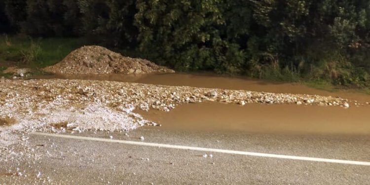 Velika količina pijeska i kamenja na cestama