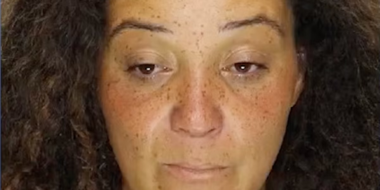 Žena iz Georgije optužena da je ušla u auto trgovinu i ostavila svoje dijete zaposlenicima