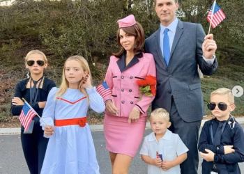 Zvijezda Mormon Wives osuđena zbog poziranja sa svojom djecom u kostimu za Noć vještica ubojstva JFK-a: ‘Užasno neukusno’