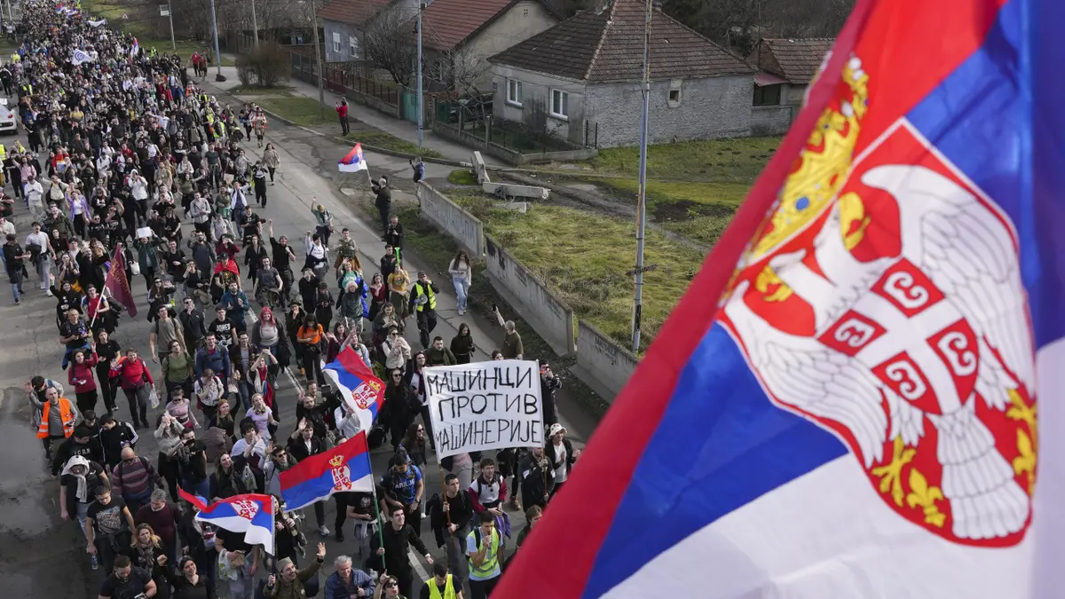 Studenti hodaju cestom prema sjevernom gradu Novom Sadu, gdje će sudjelovati u 24-satnoj blokadi tri mosta u znak prosvjeda protiv smrti 15 ljudi poginulih u urušavanju nadstrešnice željezničke stanice u studenom, u blizini beogradskog predgrađa Batajnica, Srbija, četvrtak, 30. siječnja 2025.