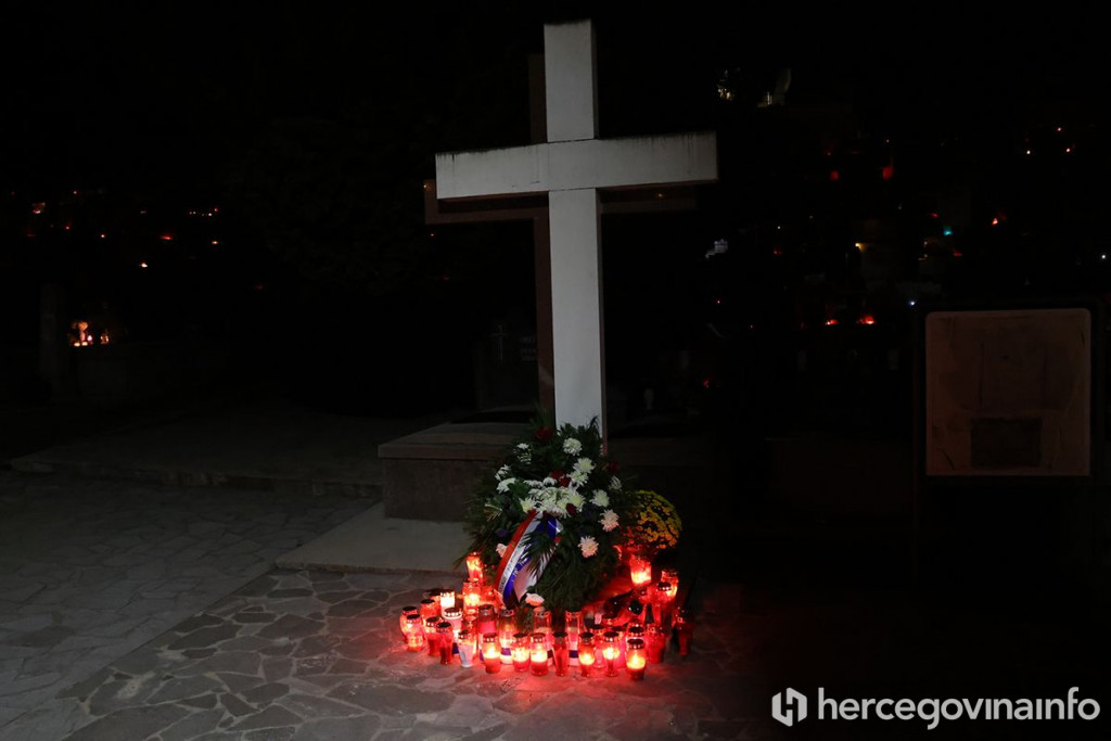 dusni dan svi sveti dan mrtvih ortijes masline smrčenjaci groblje