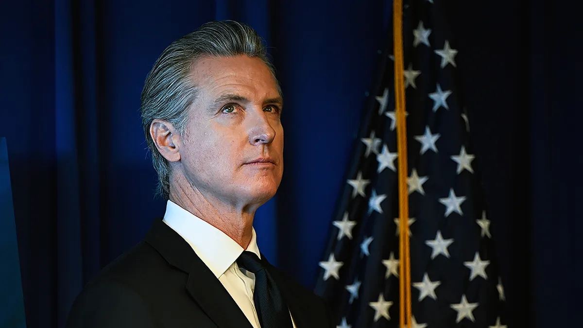 Guverner Newsom gleda u strop tijekom press konferencije