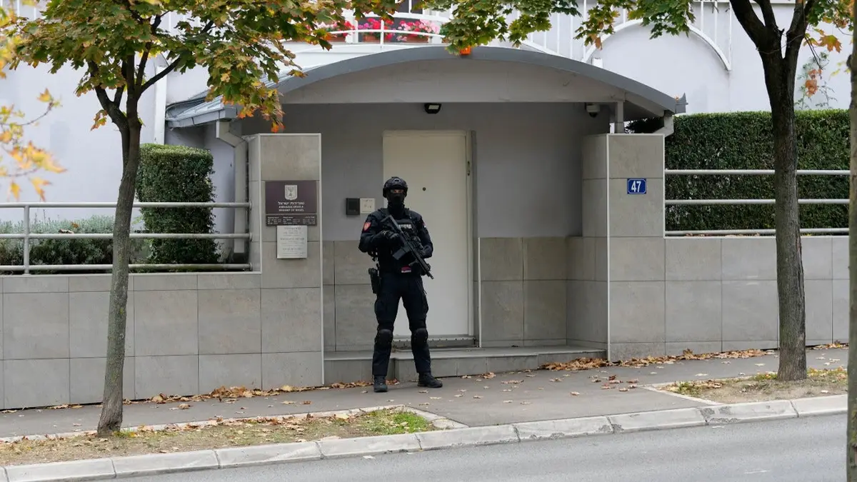 Jedan srpski policajac čuva stražu ispred izraelske ambasade u Beogradu.