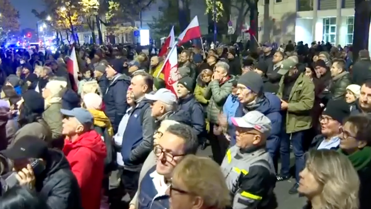 Prosvjednici se okupljaju ispred Vrhovnog suda u Poljskoj.