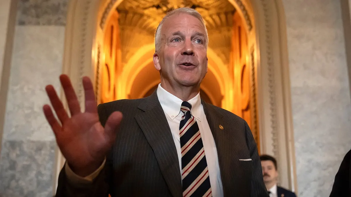 Sen. Dan Sullivan razgovara s novinarima na Capitolu u Washingtonu