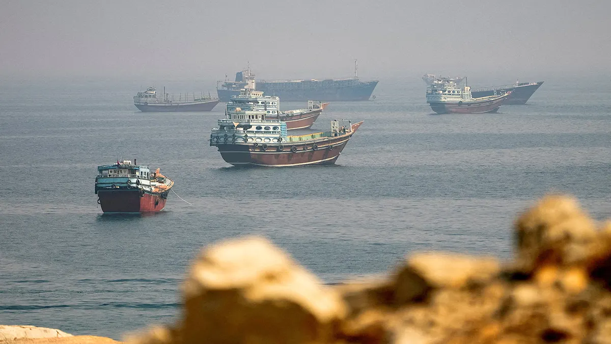FOTOGRAFIJA: Brodovi u blizini Hormuškog tjesnaca, viđeni iz Musandama, Oman, 31. kolovoza 2026. REUTERS/Stringer/Fotografija datoteke