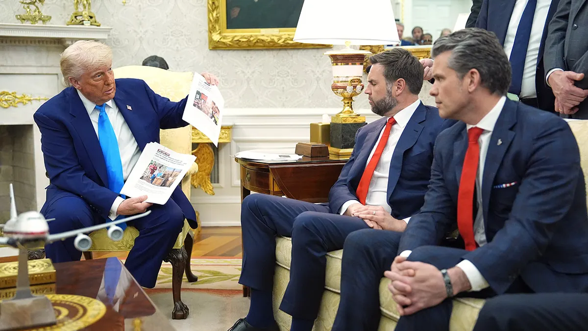 Trump pokazuje dokumente u Bijeloj kući