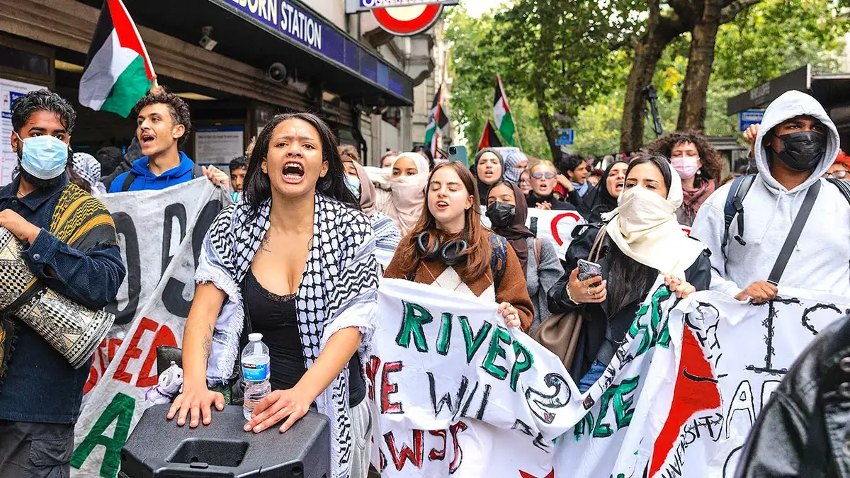 Prosvjednici s londonskih sveučilišta marširaju središtem Londona držeći propalestinske znakove